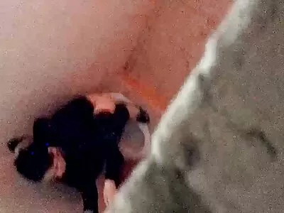 Dragă cu părul negru, cu sânii negrese sexi mici, suge un ciocănitor rău