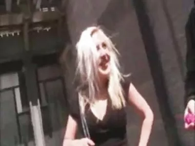 Doamna de abanos este vrăjită de contrastul femeisesi acestei pula albe mari