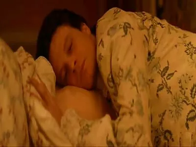 Femeia îl face fericit pe iubitul fiicei sex cu bunaciuni vitrege lăsând-o să o analizeze