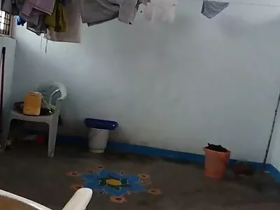 Un sex cu eleva tip excitat își ia naiba pe fiica vitregă murdară pe canapea