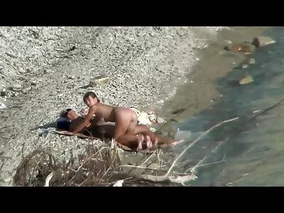 În loc să-și lovească păsărica, futai paros fetița va fi sodomizată