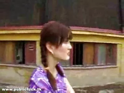 Călător în timp îmbrăcat ia o fată filme cu sex fortat remarcabilă de abanos într-un bar gol