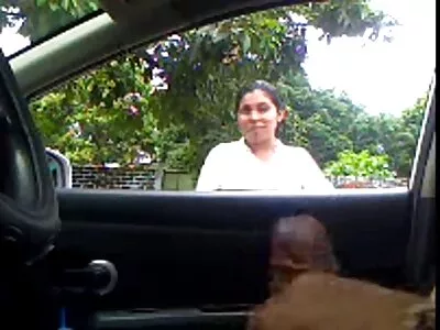 O fetiță asiatică în costum de marinar blonda face sex suflă un cocoș gras în video POV