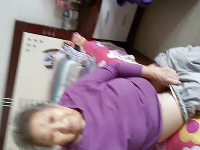 Un om musculos copulează clipuri sexi gratis cu o fetiță asiatică mică în sală