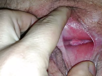 O drăguță asiatică îi face sex in dormitor tăticului ei vitreg să facă o mânuire și o plimbare cu pula