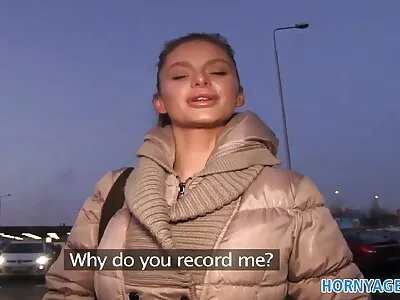 Bruneta cu picioare lungi sare activ sex cu femei maritate pe umflătura rigidă a străinului