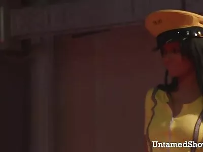 Bruneta cu cerneală seduce iubitul spânzurat folosind noile ei plase de plasă filme cu sex pasional