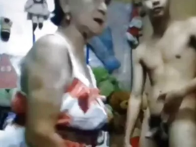 O drăguță blondă tatuată este lovită de un hergheliu bine fete futute de caini agățat