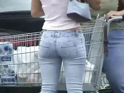 Pornstar demonstrează că are un corp grozav și xxx gravide știe totul despre muie