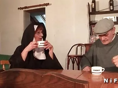 Desfrânata blondă este înfometată de bărbăția lui film sexi lrani și vrea să-l simtă în fundul ei