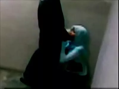 Asistenta simpatică Ebony se fete frumoase dezbrăcate joacă cu penisul pacientului până la orgasm