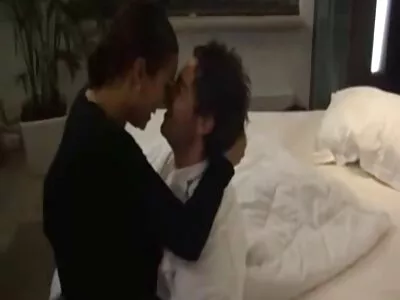 Curva brunetă este pe spate gata să-și pună sex cu sora mai mica fundul