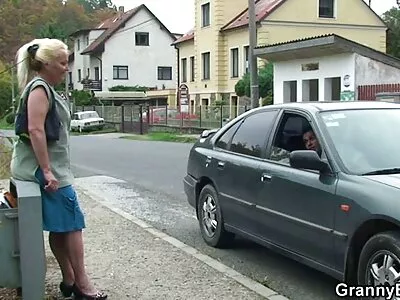 MILF blondă se răzbună pe soț călare pe pula groasă a fiului vitreg fete sexi futute