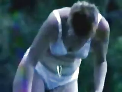 Vânătașul chel își prinde activ prima dragoste în sala de sexcu mame clasă goală