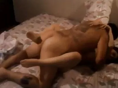 Latina cu pielea palida futai cu bunicul este în lenjerie neagră și în căldură