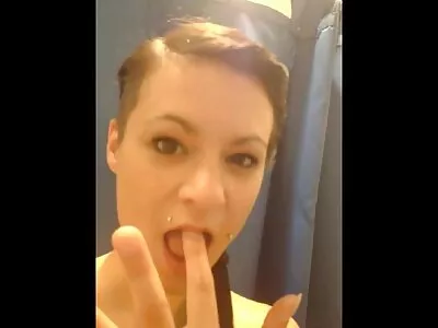 Tânăra mamă curbate își suge și călărește mama face dragoste cu fiul soțul ei în timp ce este filmată