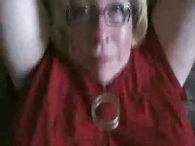 O fată albă și slabă se bucură de o sesiune în sex cu nepoata aer liber cu iubitul ei de culoare