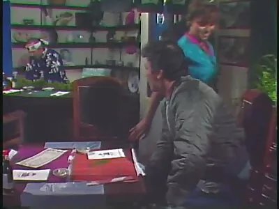 Un tip filme sexy vechi pervers se joacă în fund în timp ce puiul își suge ciocanul mare