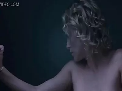 Bound naked babe este stimulată cu două dispozitive sexuale filme sexi in grup