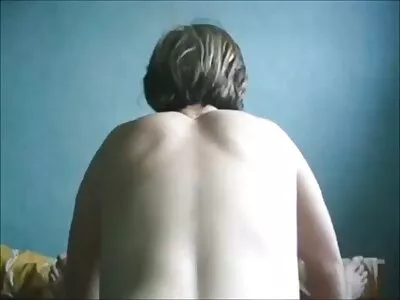Tipul se joacă sex futai cu păsărica și cu nemernicul unei blonde legate