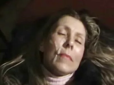 MILF blondă cu pepeni mari bătută în sex cu fete blonde cuie de un tip înalt cu cerneală