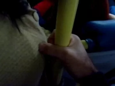 Găurile blondei sex cu plinute sunt întinse de două găuri mari