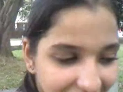 Tânăra este o adevărată bomboană pentru ochi și îi place să-și facă partenerul futaiuri cu babe fericit