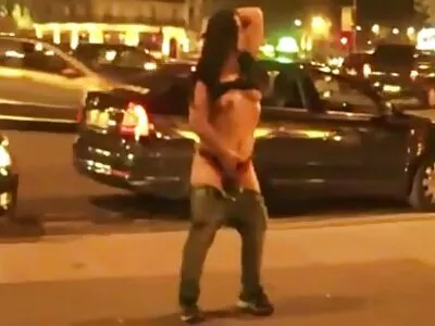 Blonda femei xxx curvă cu sânii foarte mari, lovită de bărbați albi și negri
