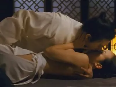 Pusa mică asiatică îi dă bucurie MILF-ului urât și futai cu maicute fundului ei lat