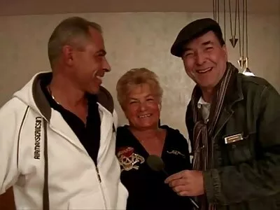 Două futai cu castraveti fete uimitoare fac sex lesbiene fierbinte pe masa de masaj