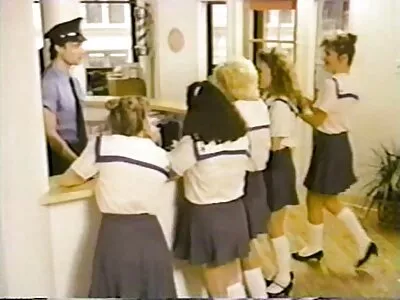 Adolescentă blondă fete care se masturbeaza singure obraznică se dă dracului cu profesorul ei excitat