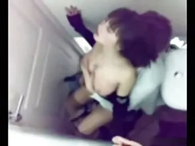 Latina brunetă cu părul lung se masturbează și suge un cocoș sex la iarba verde