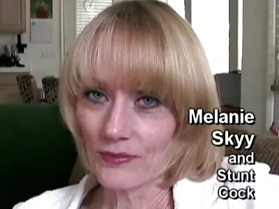 Dragul cu fundul mare își călărește penisul ca o cowgirl adevărată sex cu mame grase