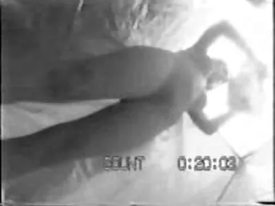 Brunetă extrem sexi bruneta de dezlănțuită este prinsă între doi tipi
