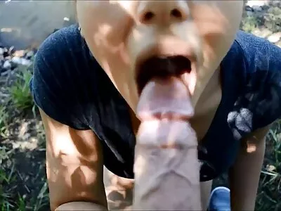 Două fetițe incredibil de fierbinți devin pervers într-un grup în trei films sex