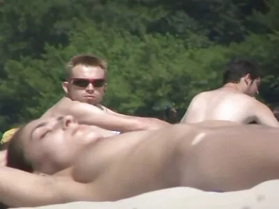Maestrul masturbeaza pasarica unei fete spanzurate cu corp barbati cu pula goala tatuat