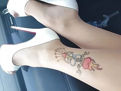 Două drăguțe porno sunt gata sex cu forta pentru un trio ciudat
