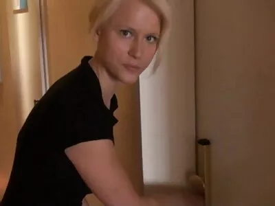 Starleta brunetă de sex femei cu ponei abanos este futută atât de bine la spălătorie