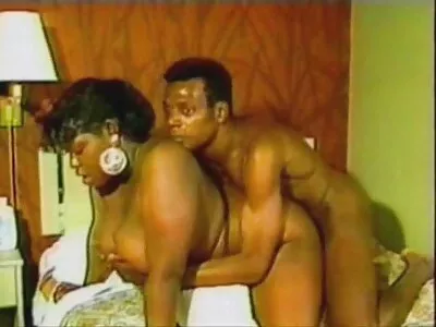 Crazy Ebony se bucură de dildo apoi pula în pizda sex mama fiu ei suculentă