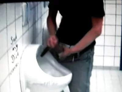 Stăpâna milf blondă primește o sclavă blondă cu care să se joace sex la iarba verde