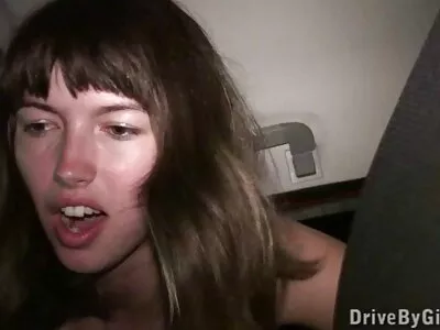 Mama vitregă spionată se alătură cuplului excitat pentru un filme sex gratis trio distractiv