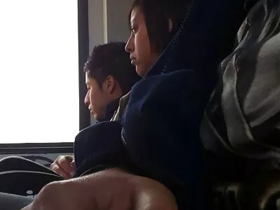 Un blond curbat se furișează în camera fiului vitreg pentru a sări sex cu doctorita pe lemnul lui de dimineață