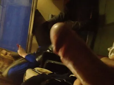 MILF sex cu instalatoru blondă îl mângâie pe fiul vitreg printr-o muie și o dracu din spate