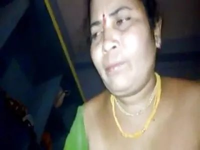 MILF blondă excitată se masturbează în fața curiosului xxx la scoala ei fiu vitreg