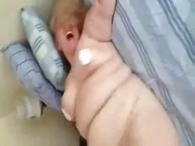 Chum rusoaice sexi se joacă cu nemernicul blondei în timp ce ea îl suge