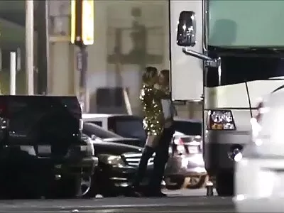 O adolescentă destul futai intre femei de provocatoare este găurită de doi cocoși mari