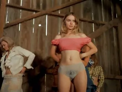 Tipul filme cu mult sex nu va ieși din casă până nu-și ia dracu trei adolescenți lasciviți
