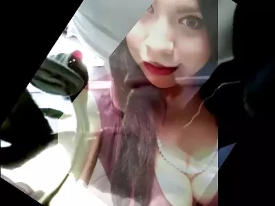 Synthia Fixx se joacă cu un penis tiganci sexi și un vibrator în mână