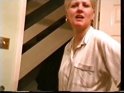 Blonda matură cu sânii mari futai cu bile pe pula este înșurubată de tânărul ei