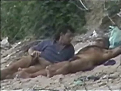 MILF blondă ademenește fiica vitregă și prietenul ei în trei sex cu femei batrane